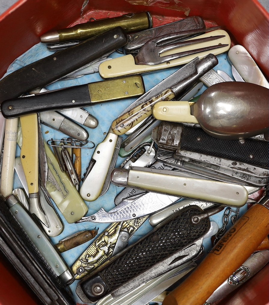 A collection of folding fruit knives, and similar